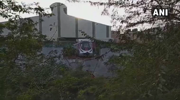 印无人驾驶地铁试运行破墙而出 莫迪本要参加仪式